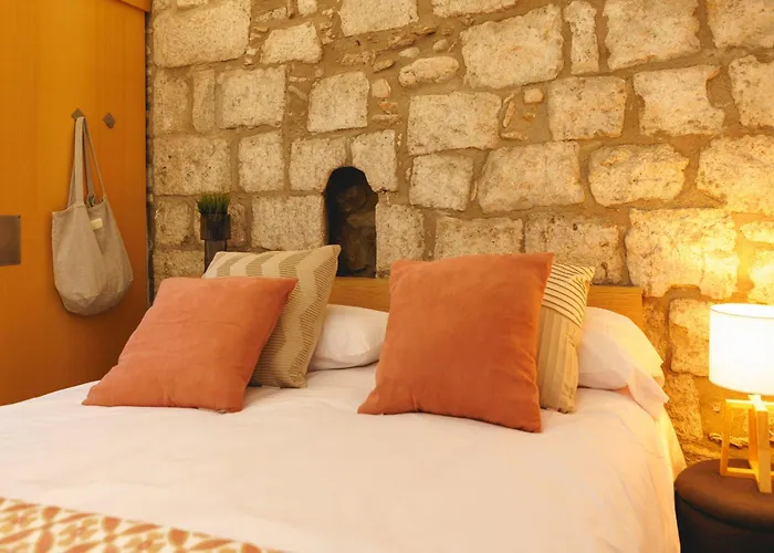 Bravissimo Calderers, Monthly Lejlighed